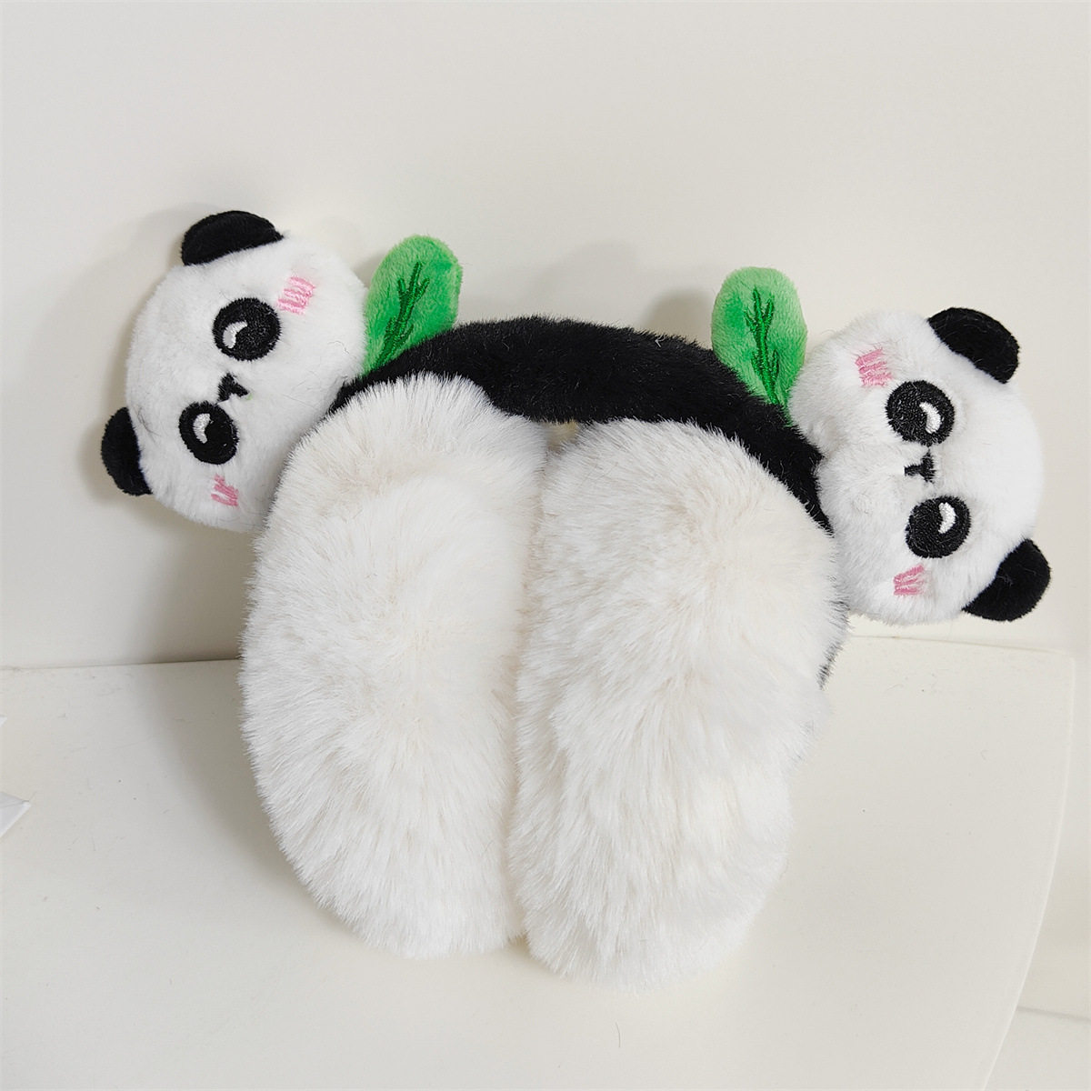 緑の竹の葉のパンダの頭