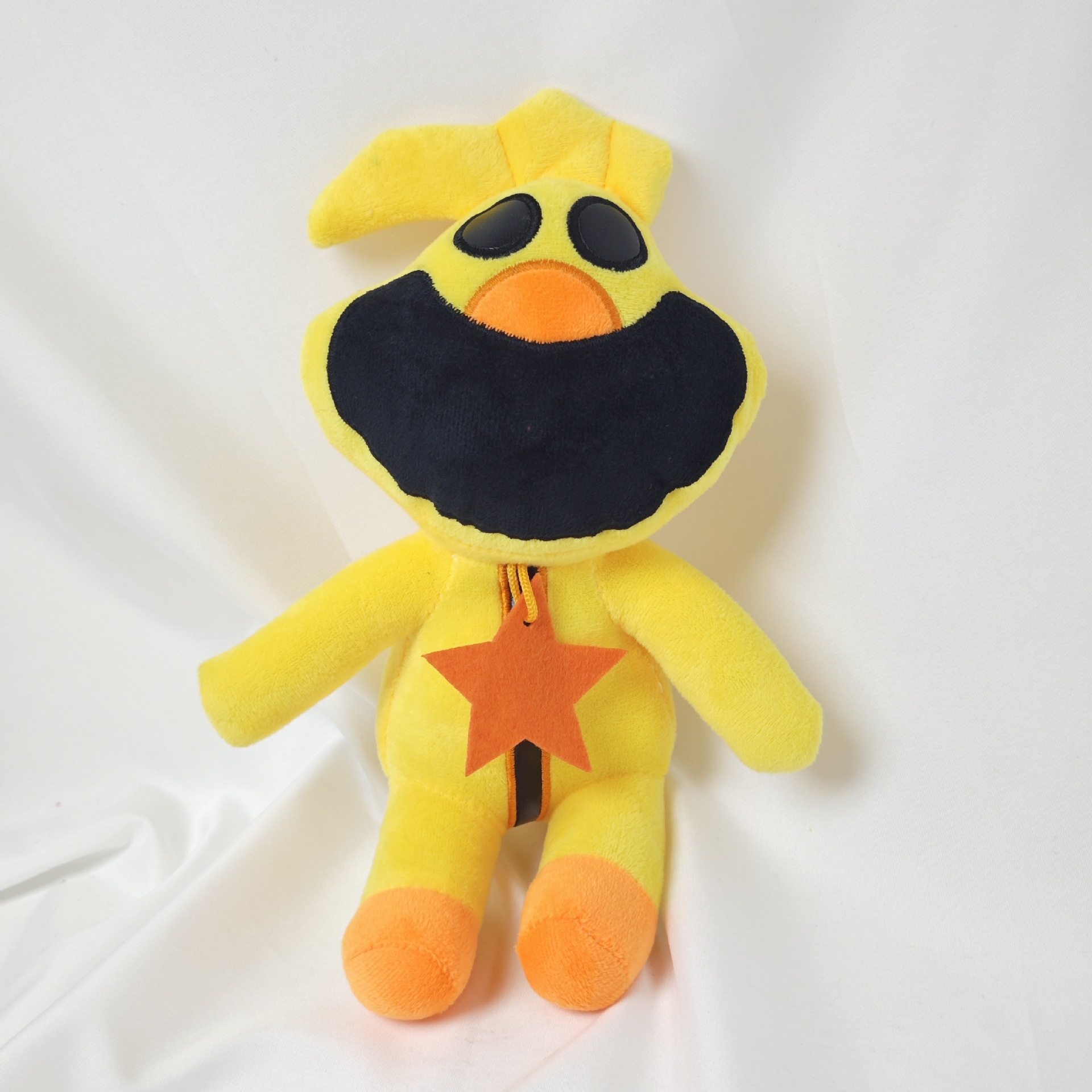 座っている黄色の鶏