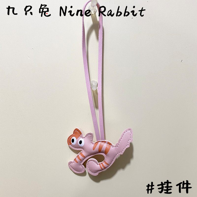 【ピンク色】大きな目とアーチ型の背中を持つ猫