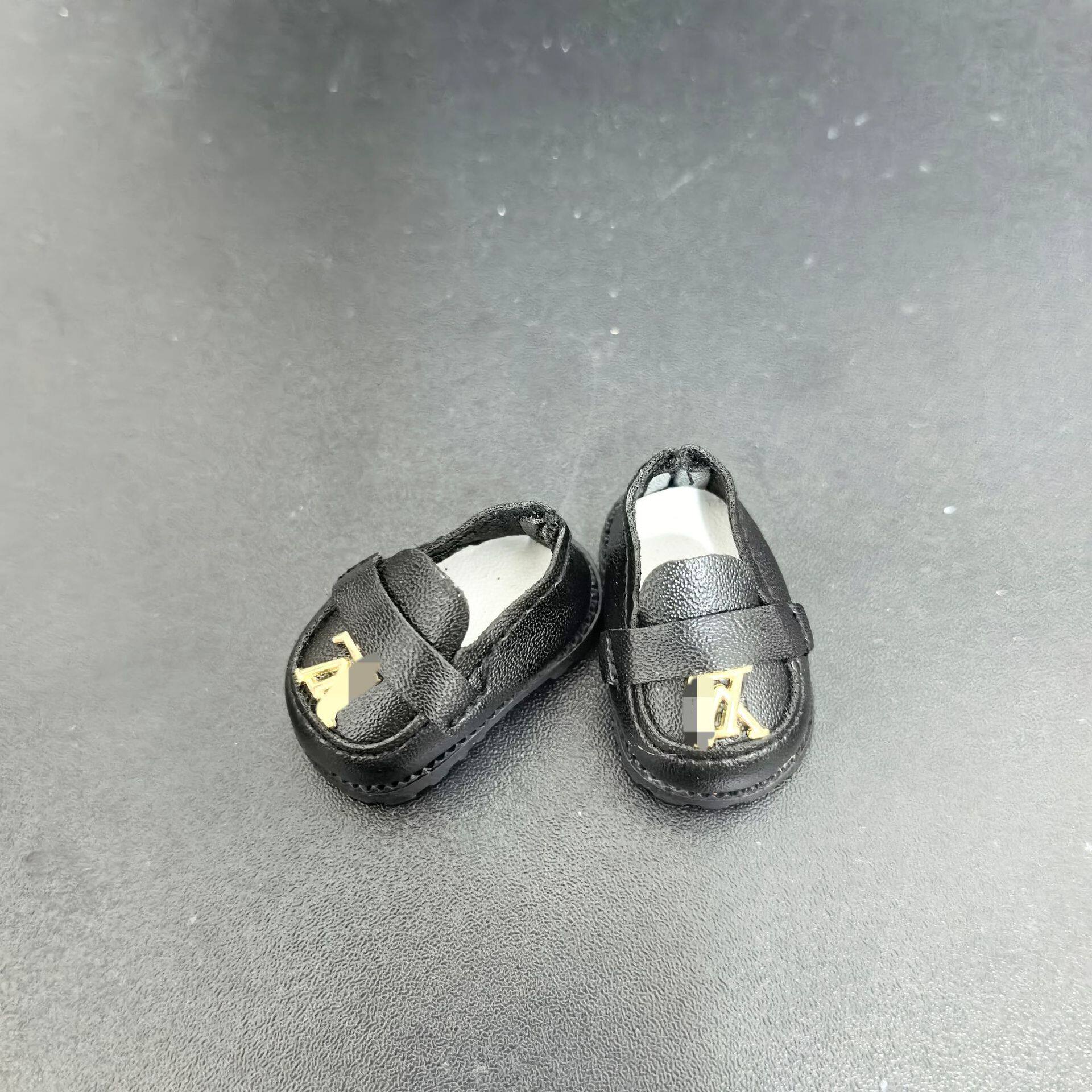 ブラックのVロゴシューズ