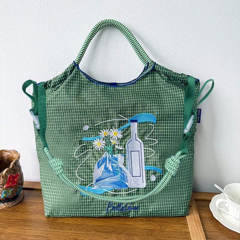 緑の花とボトル(ショルダーストラップは付属しません)