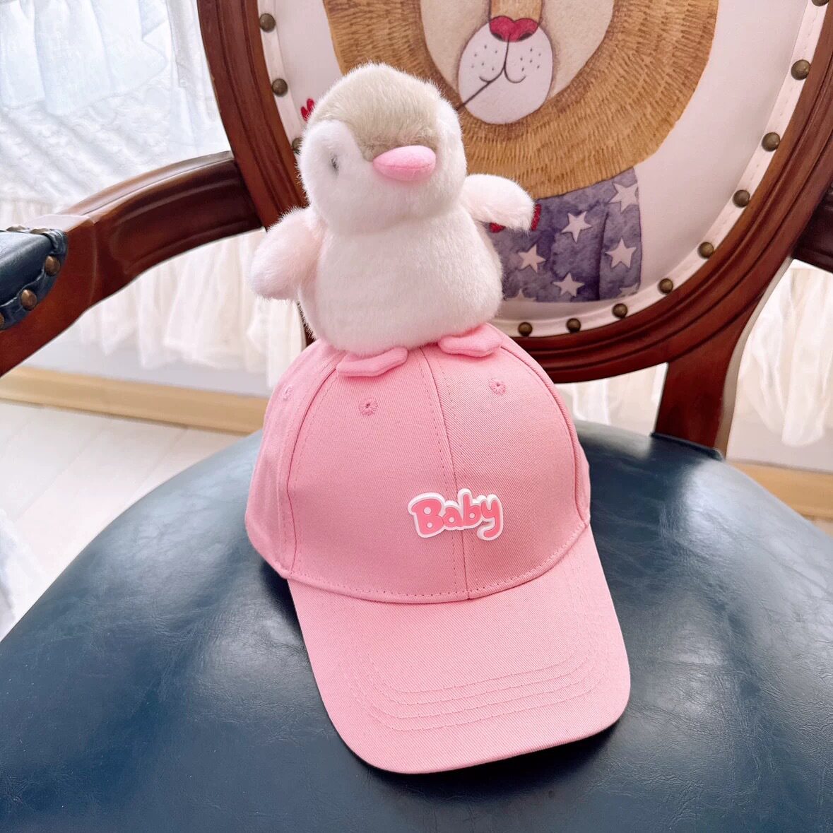 ピンクの帽子をかぶった小さなペンギン