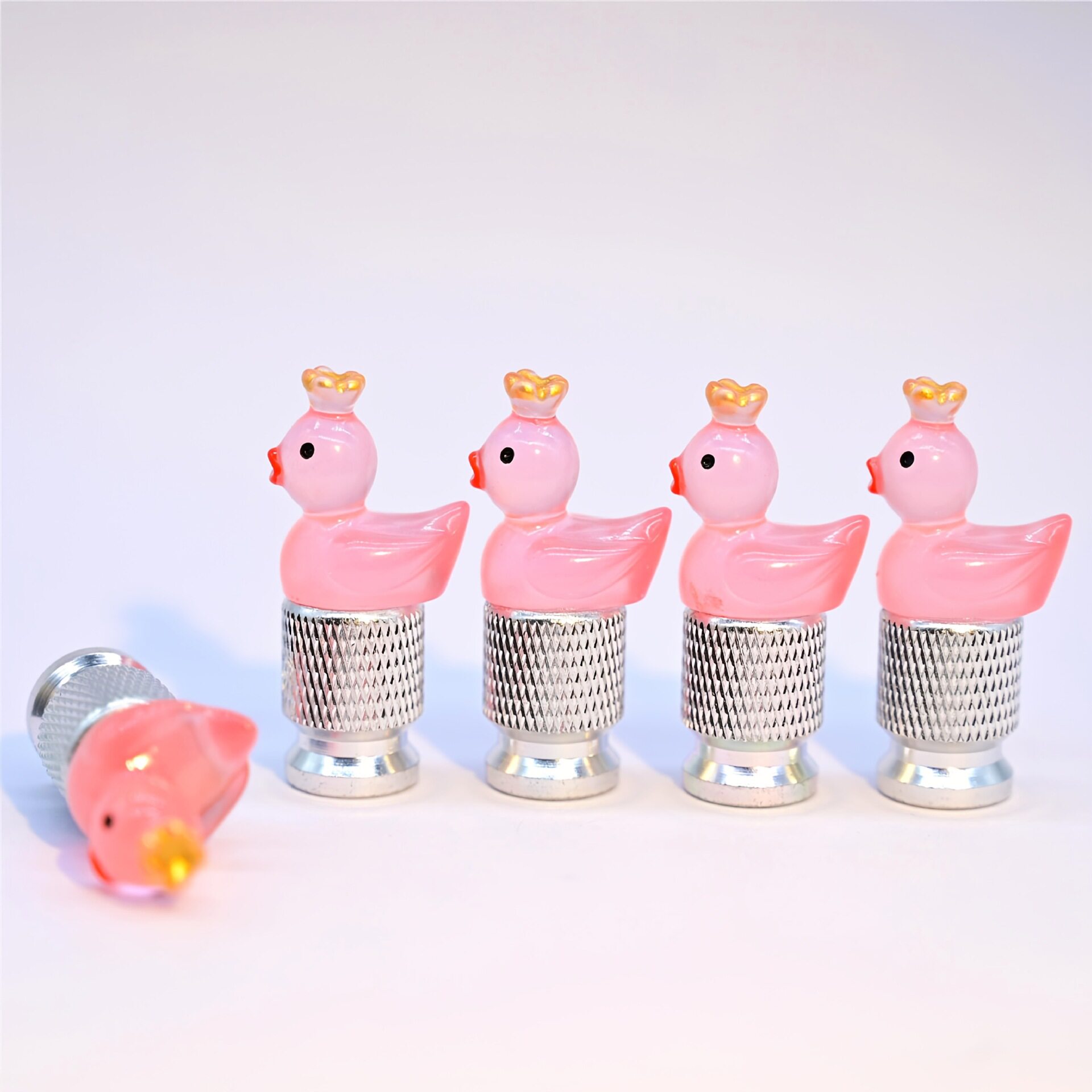 大きなウエストのシルバーピンクのアヒルと王冠