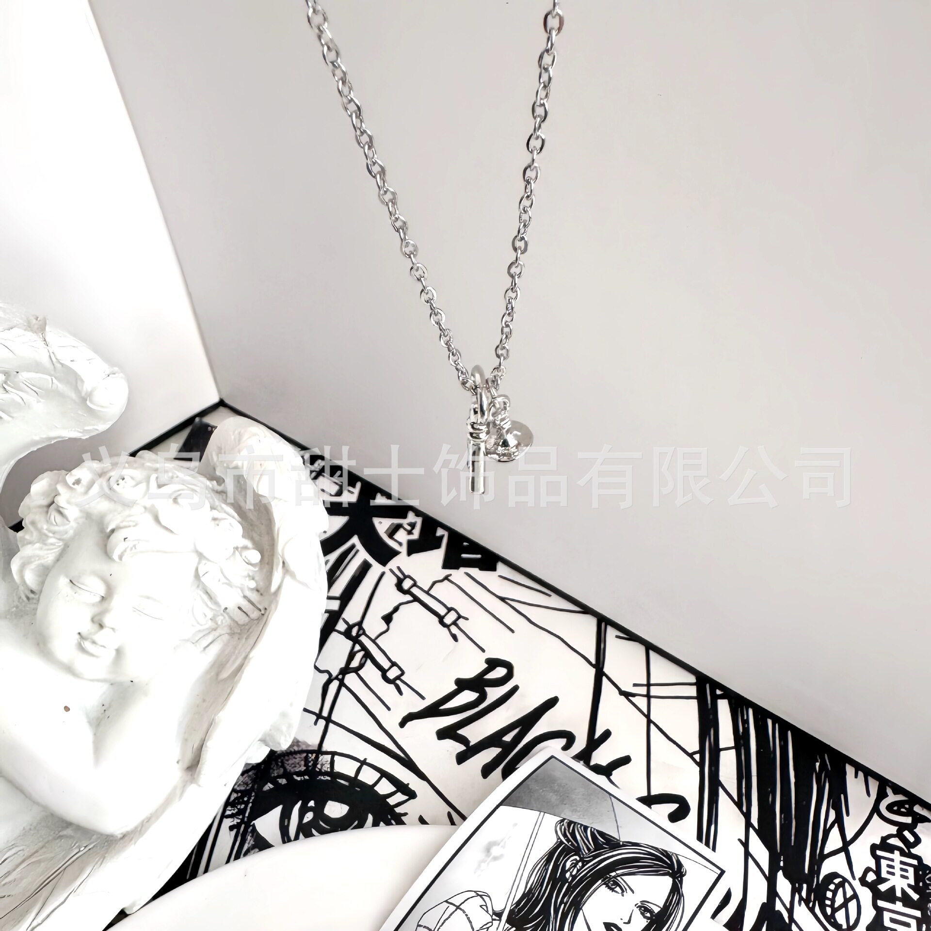 土星の小さな鍵のネックレス