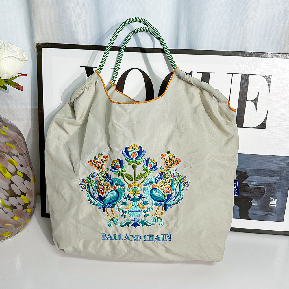 ライトグレーの孔雀の花