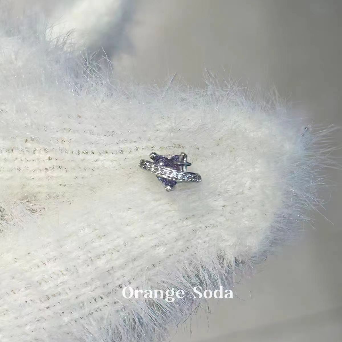 惑星の周りに紫色のシングル