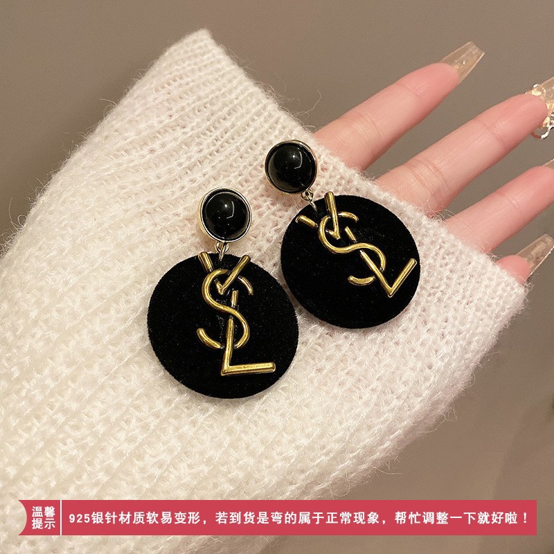 黒い丸い文字ペンダントイヤリング
