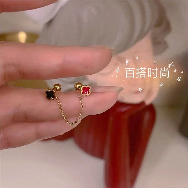 ゴールドのダブルスタッドピアス