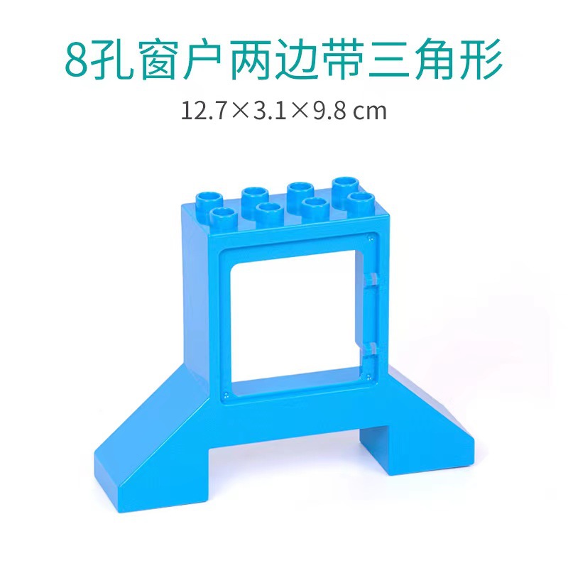 8穴の窓の両側に三角形があります。