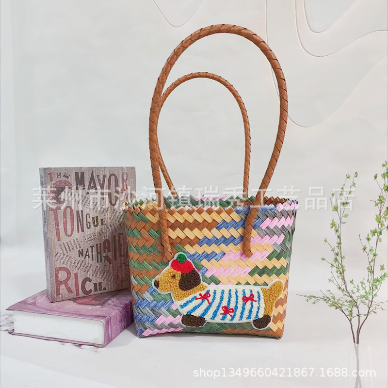 グレー色のショルダーバスケットと縞模様のダックスフント