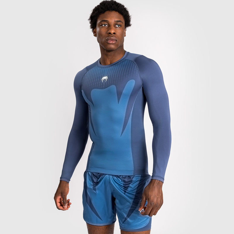 青色の長袖+ショートパンツ