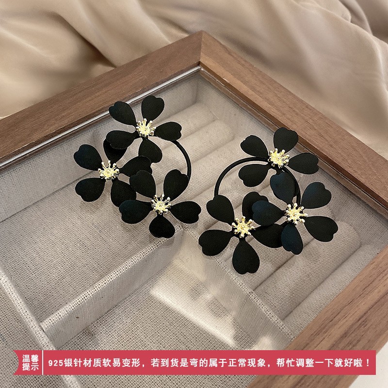 黒い花のイヤリング