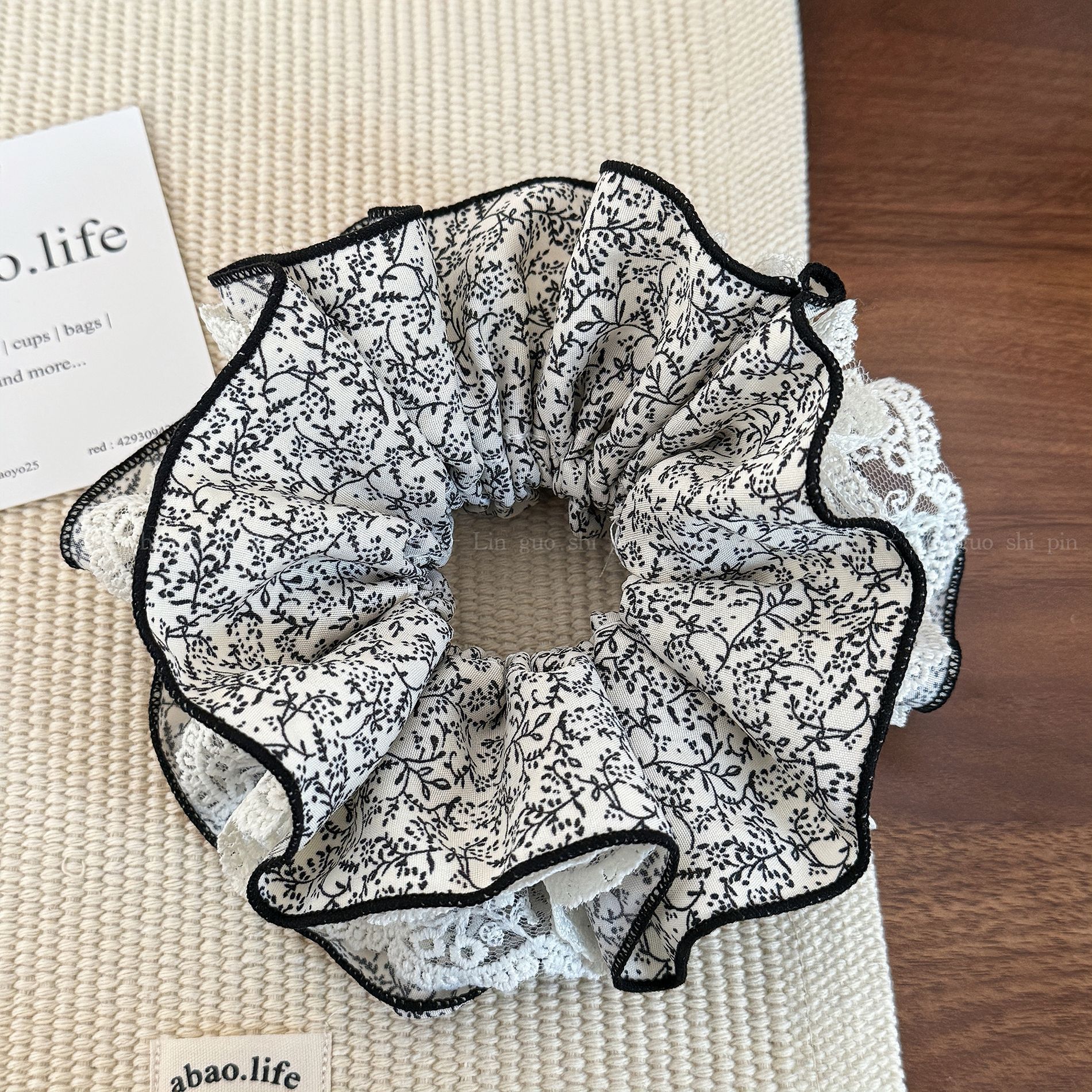 オフホワイトのレース花柄 - 4 層