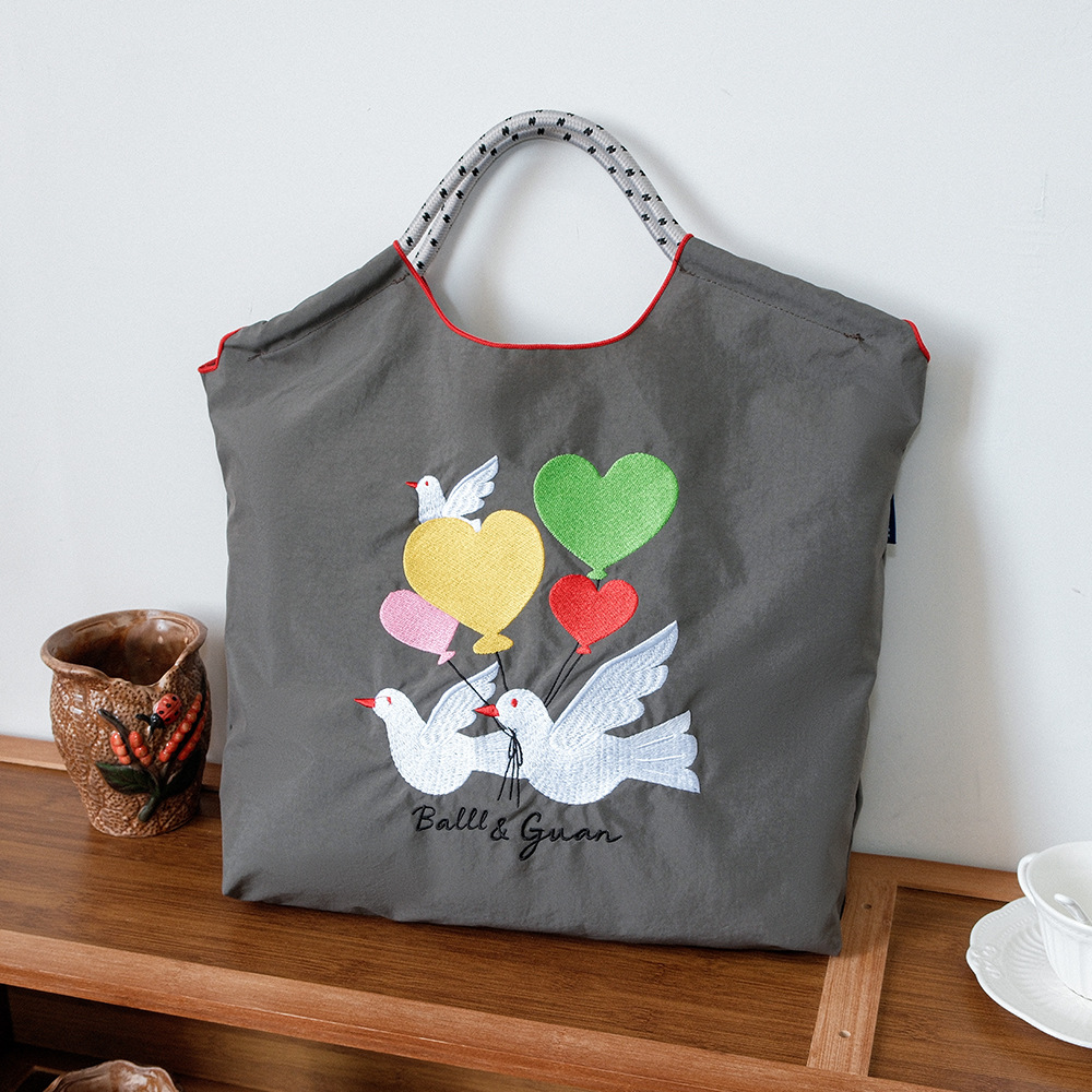 濃い灰色がかった白の鳩風船