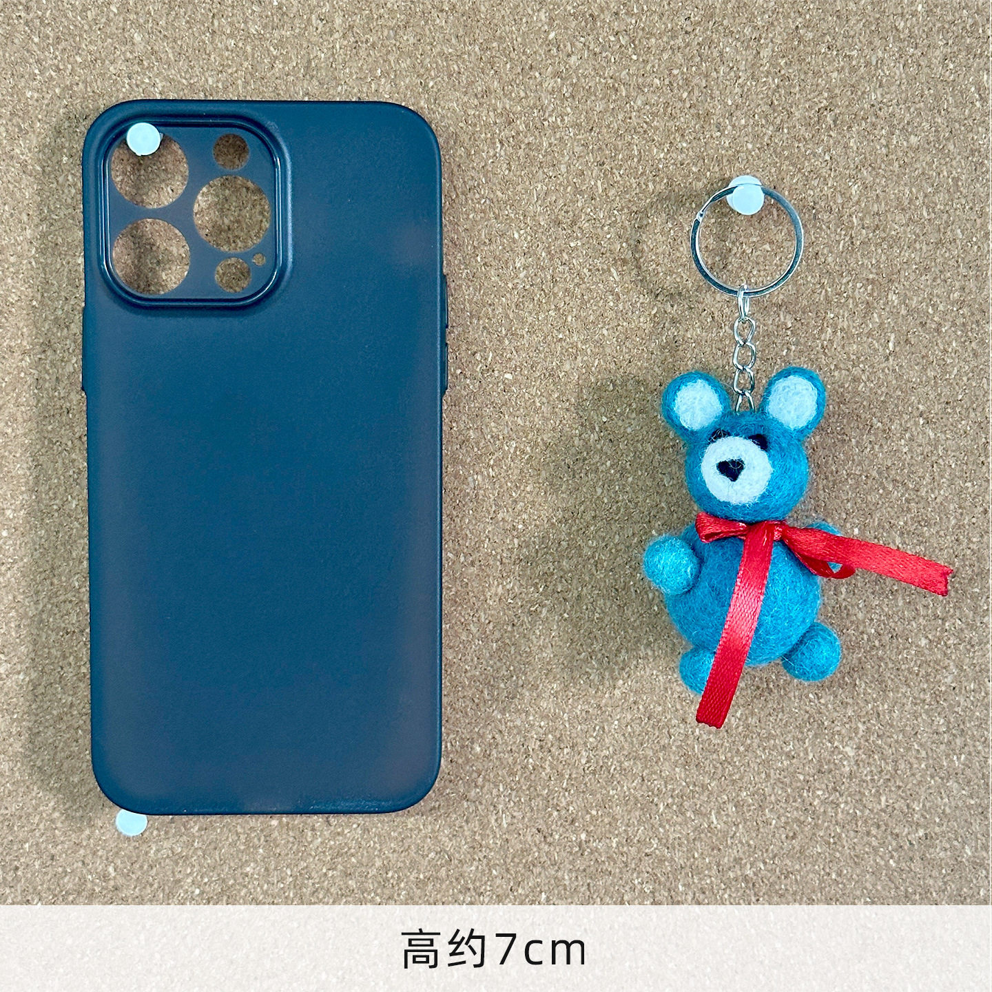 赤いリボンの青緑色のクマ