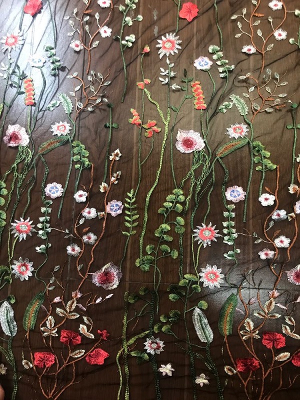 黒地に高品質のカラフルな刺繍 (16 元/Y)*0.91m 長さ*1.3m 幅