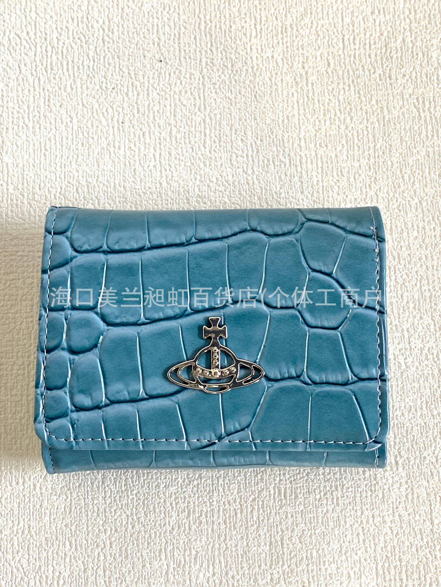 ブルーのクロコダイル柄財布