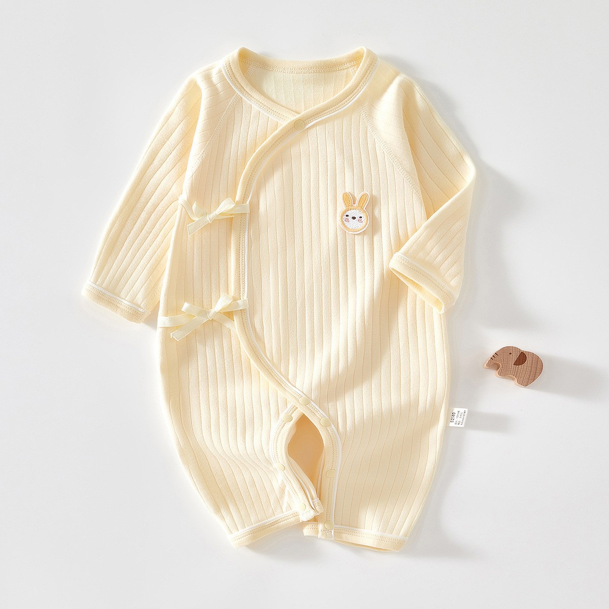 春秋蝶服純黄色ウサギ