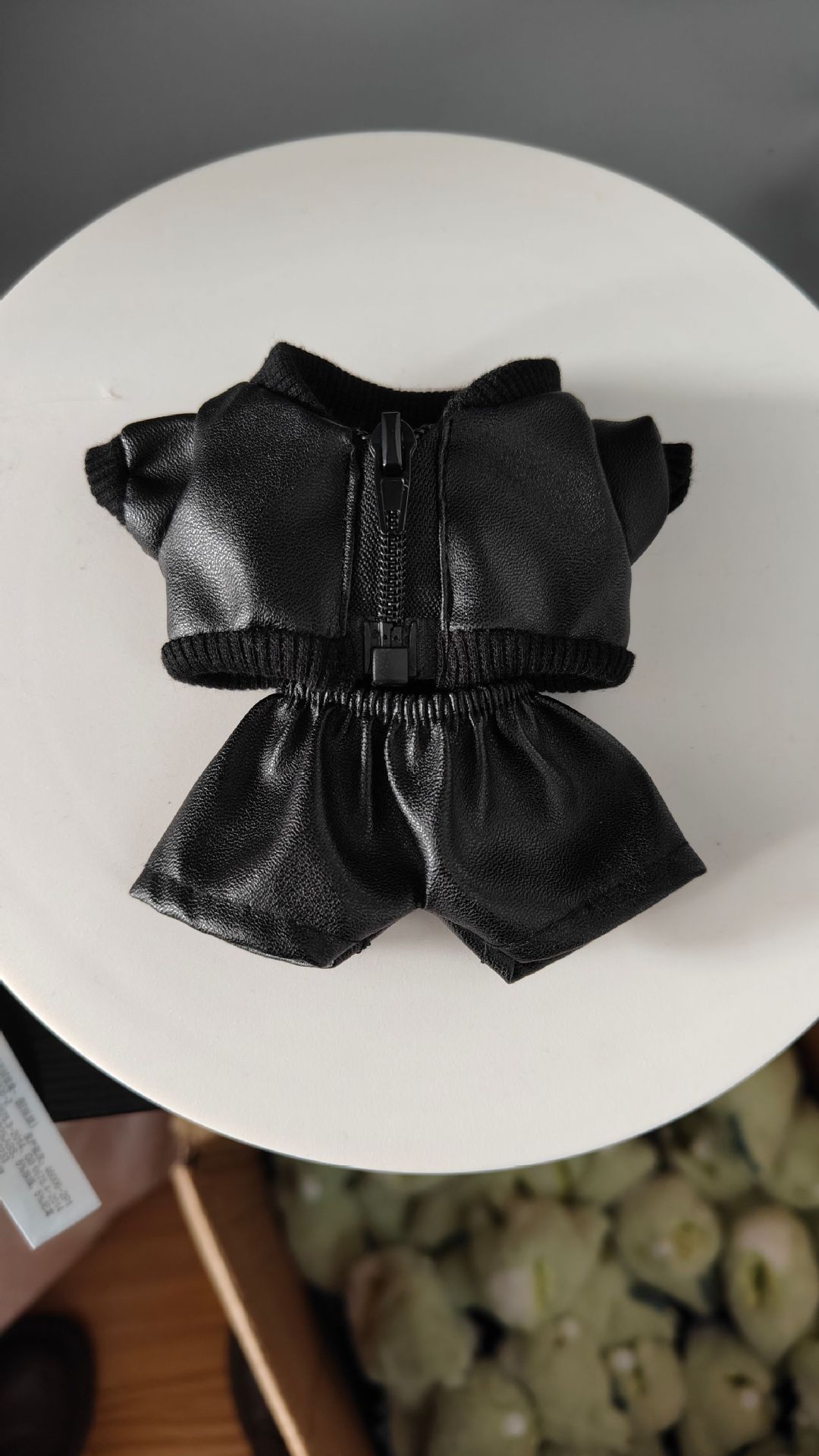 裸の革の服とパンツ