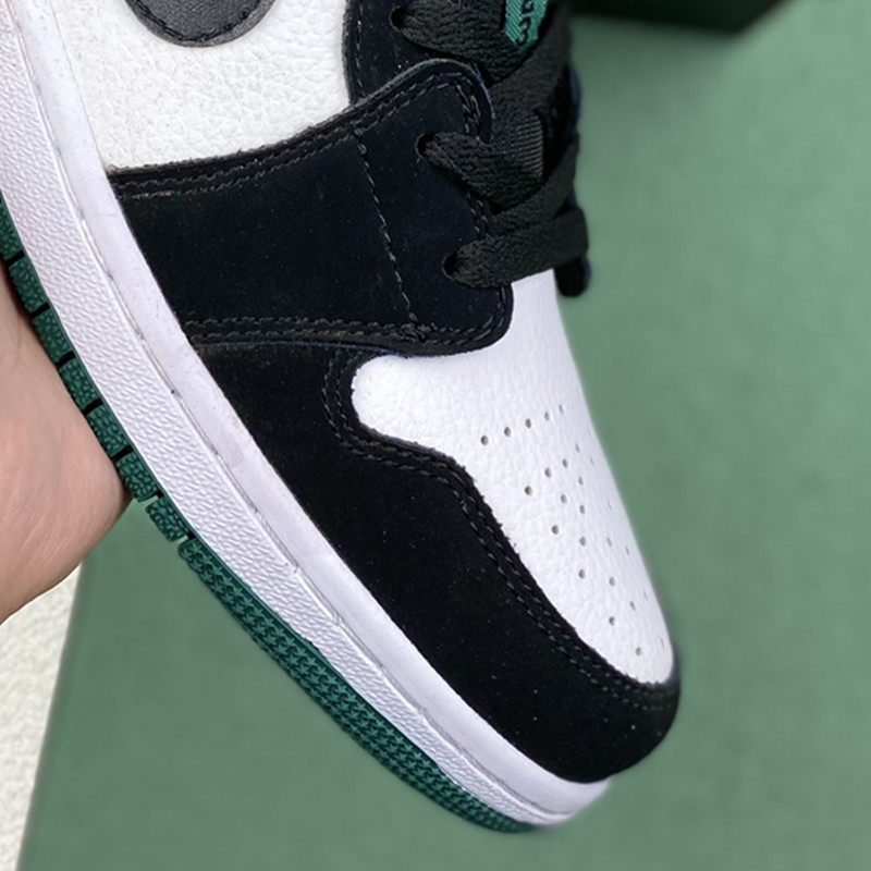 AJ1 ロートップ ブラックとグリーンのつま先