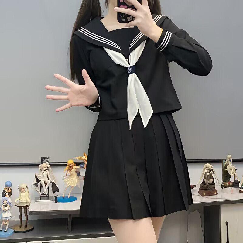 黒のスリーピース半袖 + 白の三角スカーフ + バックル