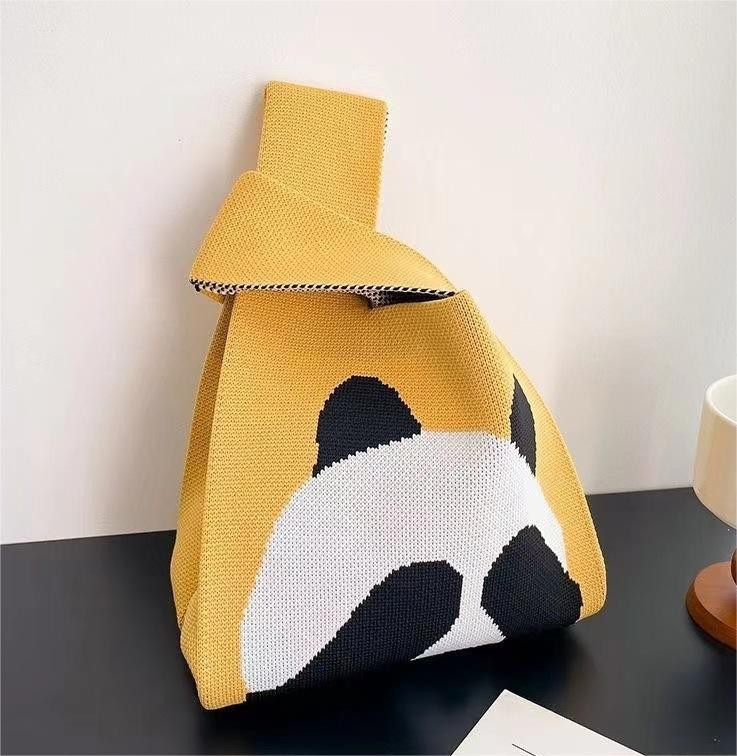 【ベストバッグ】黄色い目を覆うクマ