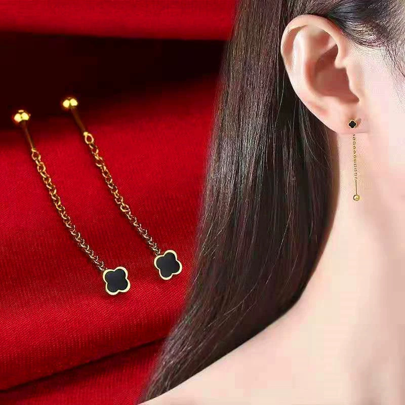 金色の油を塗った四つ葉のクローバーの耳ワイヤー