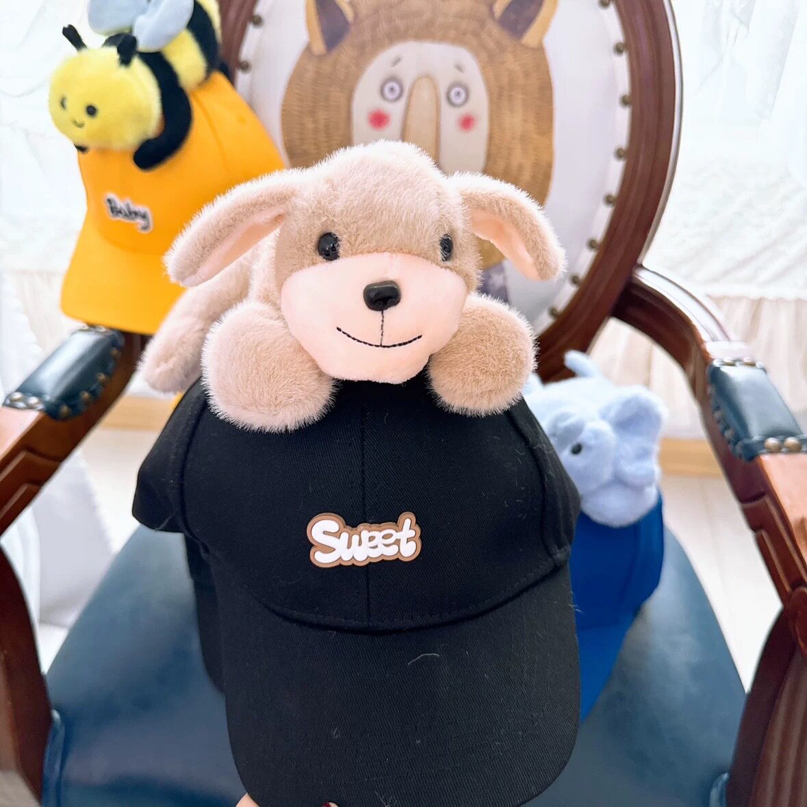 黒い帽子の子犬