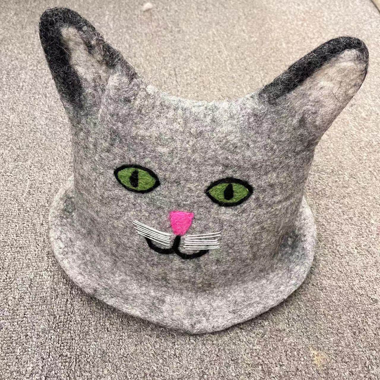 グレーの猫の帽子