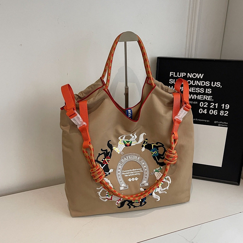 カーキのポニー