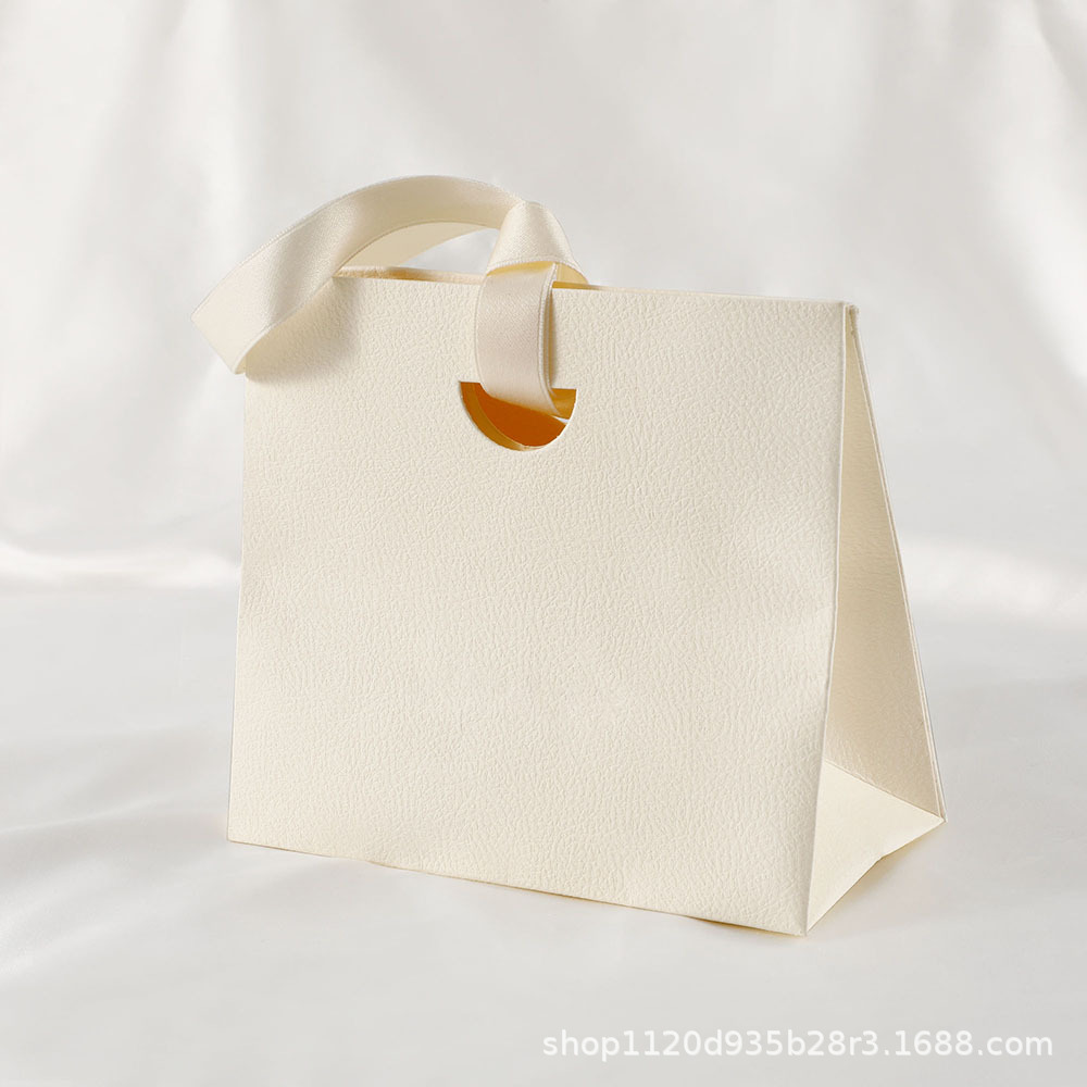 #38m 白; 15.5×14.5×7.5cm (文字なし)
