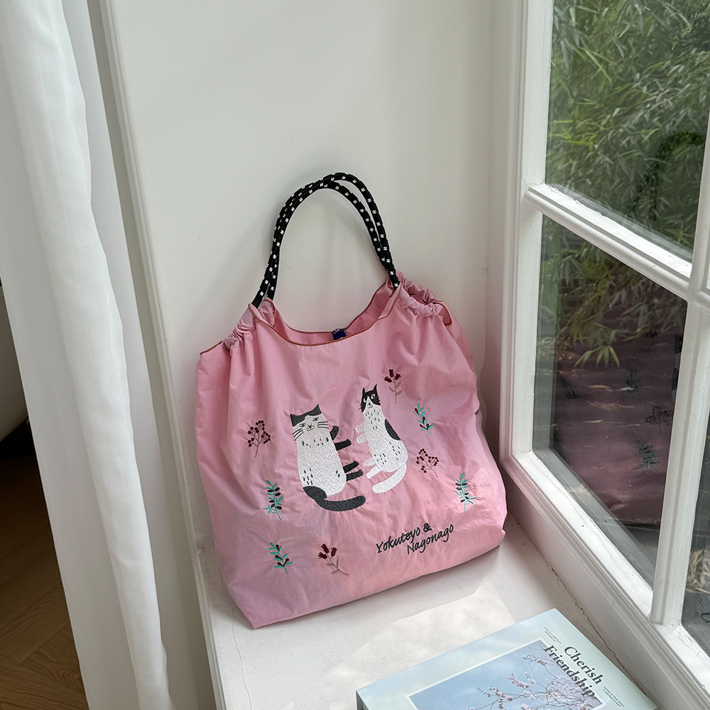 ピンクの子猫2匹