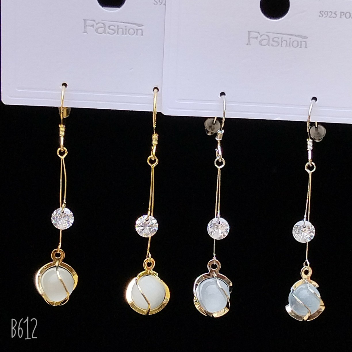フックのダイヤモンドの猫の目の石の金色
