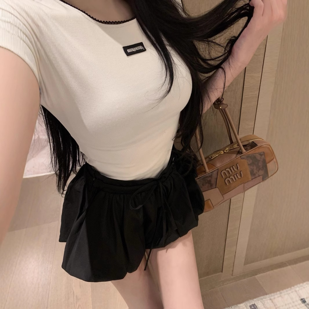 白いトップス