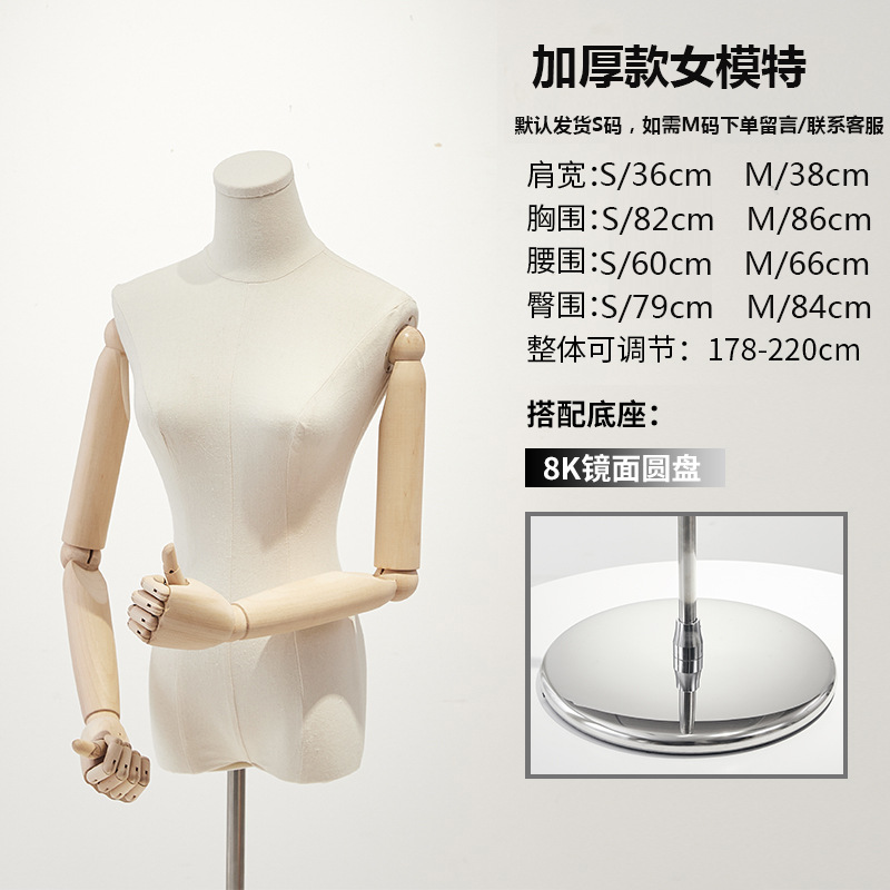 無垢材の手 + 厚みのあるシルバーのディスク
