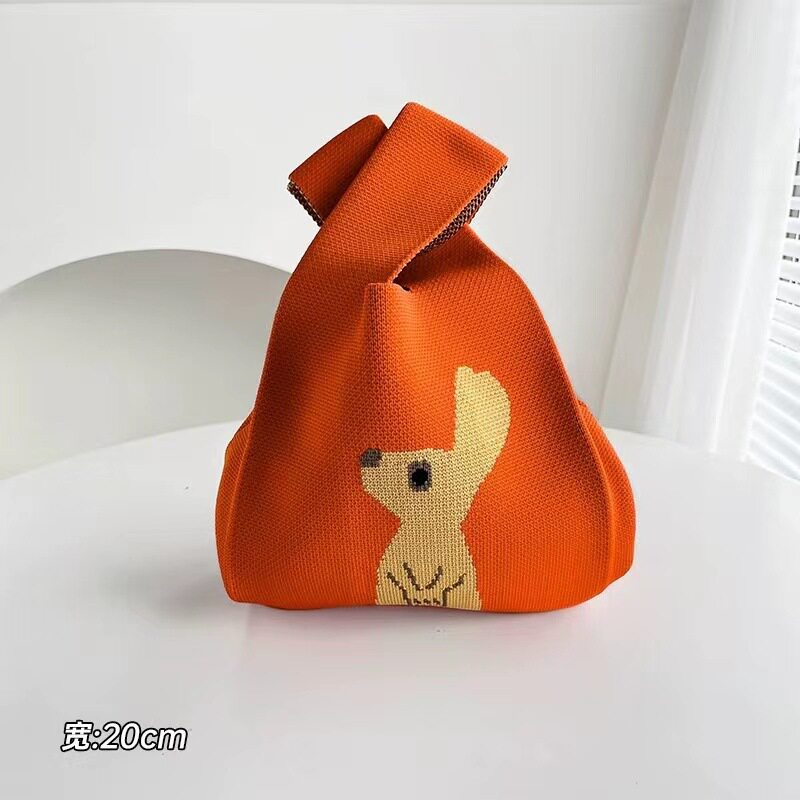 ウサギを見上げてオレンジ