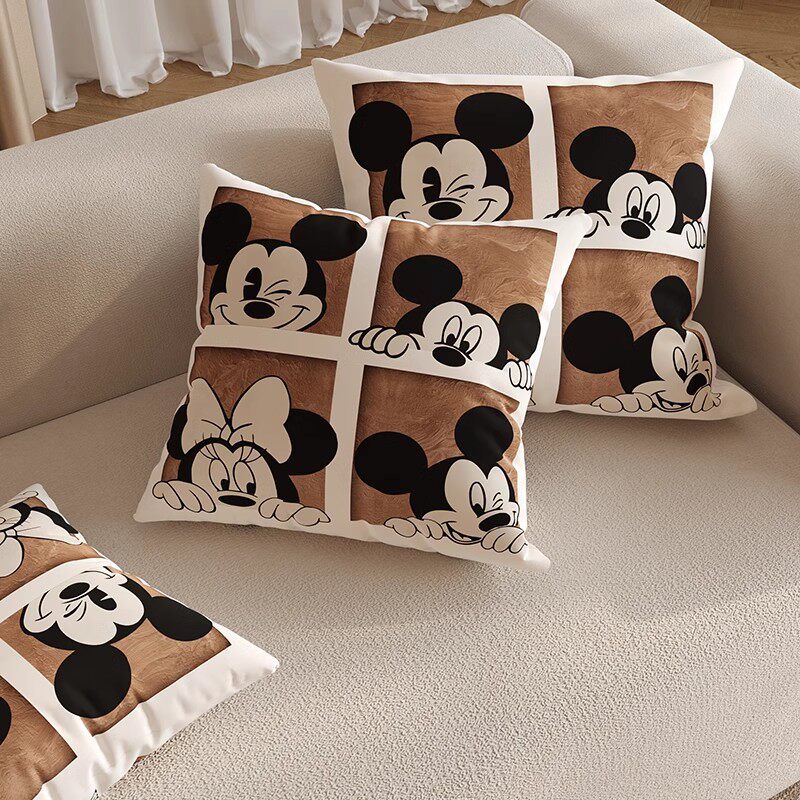 窓のミッキーとミニー