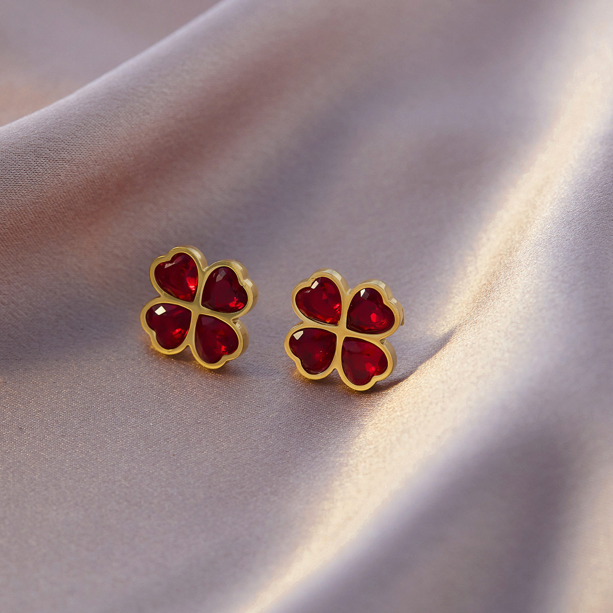 レッドダイヤモンド 四つ葉のクローバー イヤリング