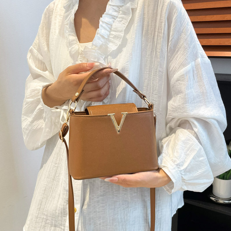 ダークブラウン