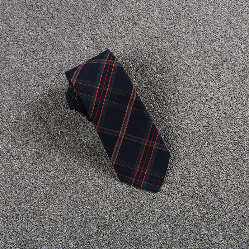 青とオレンジと赤のチェック柄のネクタイ