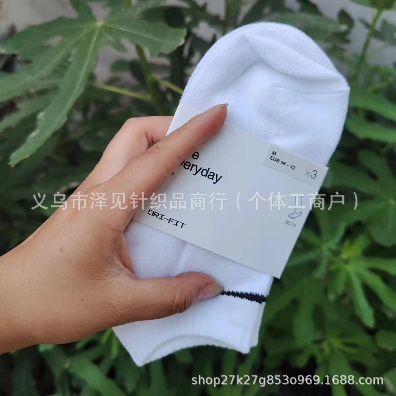 白いボール紙四季目に見えない白