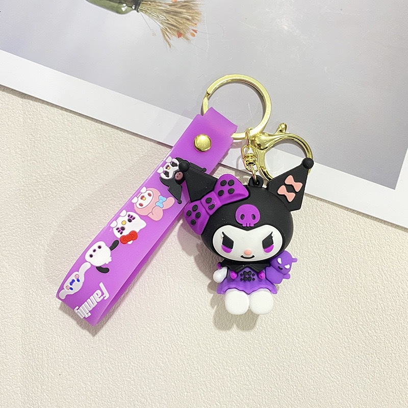紫色のドレスを着てペットを抱きしめるクロミ