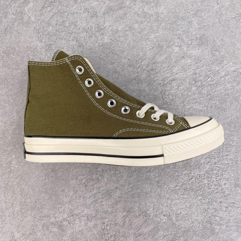オリーブグリーンのハイトップ(ワンサイズ大きめ)