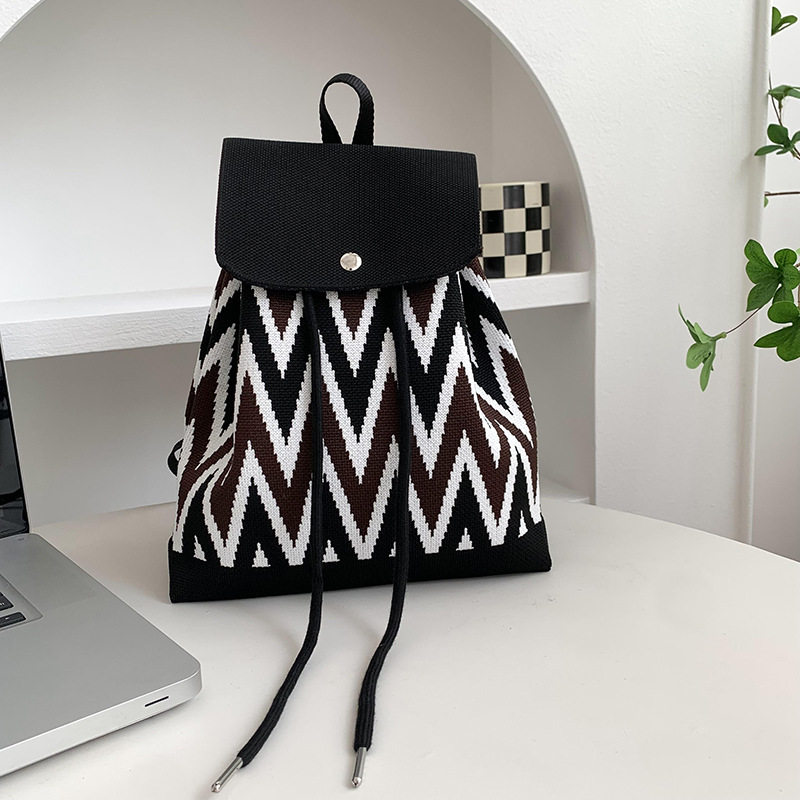 茶色と黒の波状パターン