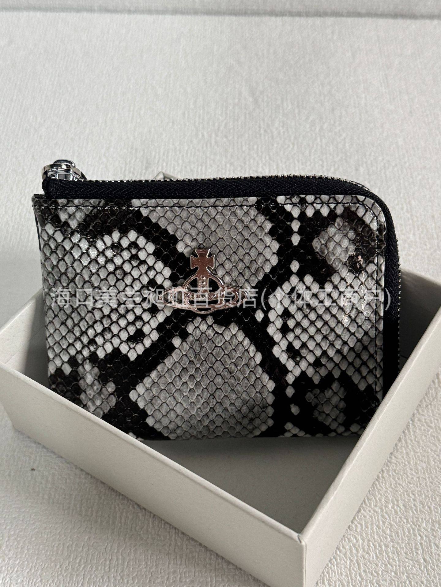 黒色のパイソン柄ウォレット