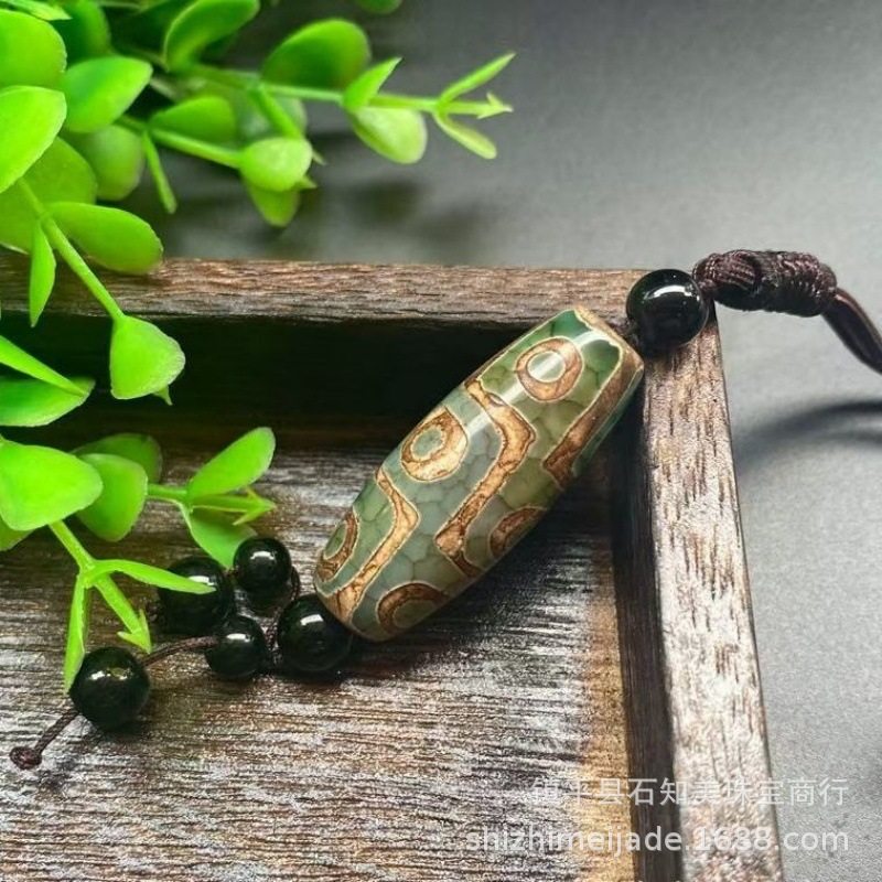 グリーン Dzi ビーズ ペンダント (ロープ スタイル)