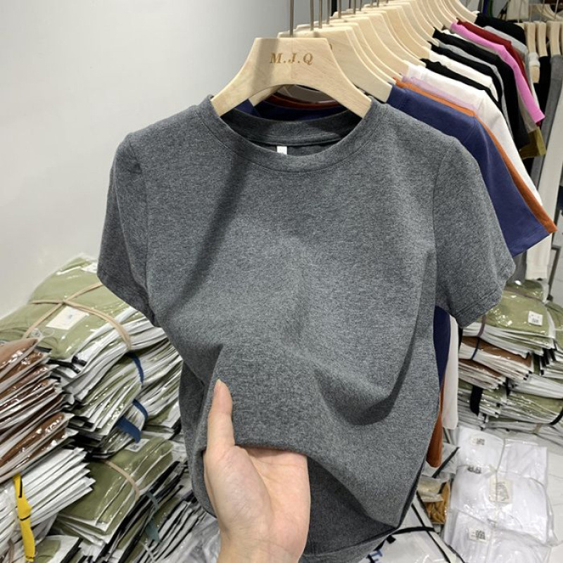濃い灰色