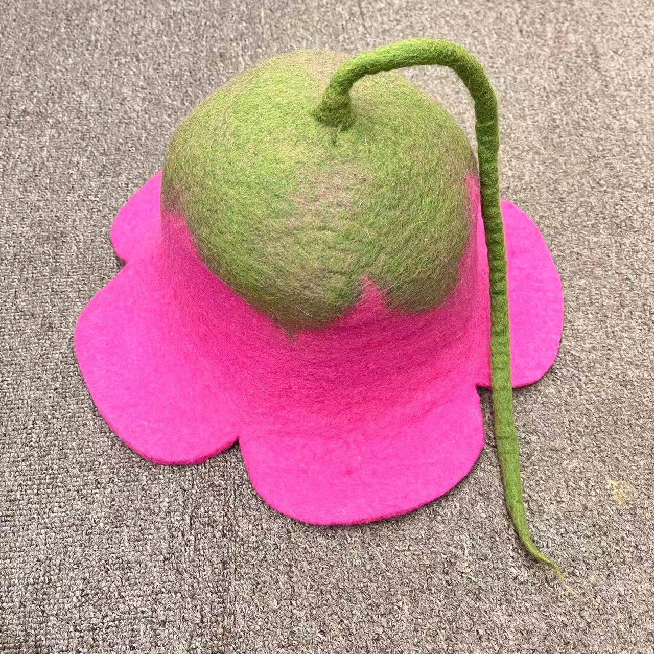 バラの赤い花の帽子