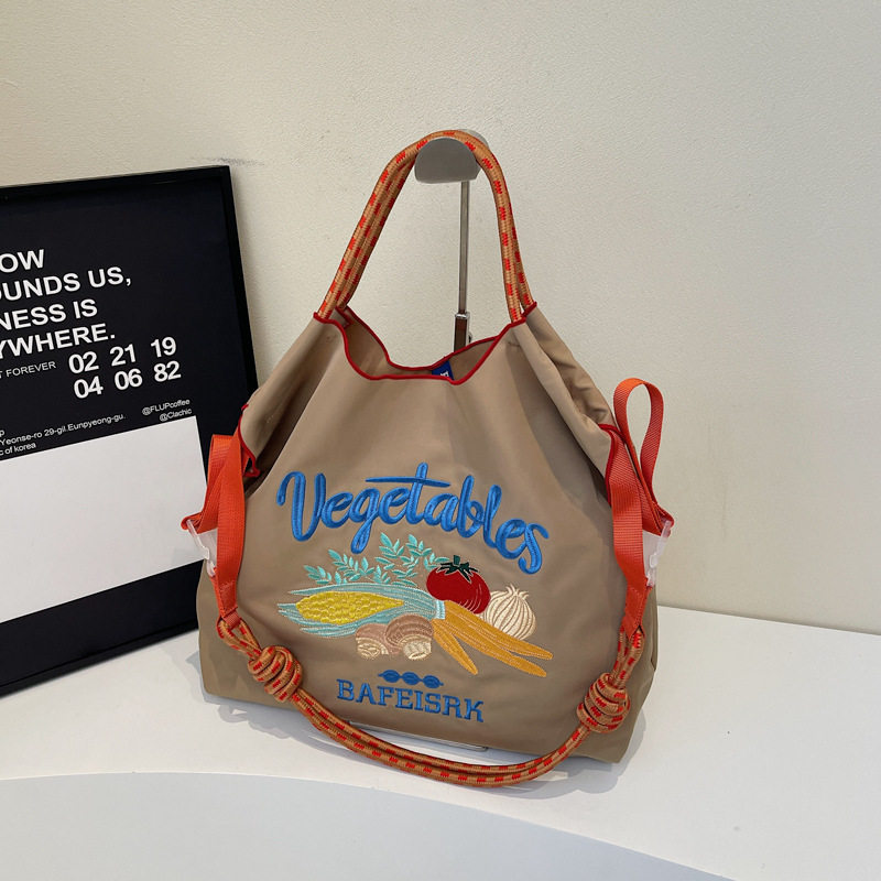 カーキ色の果物と野菜