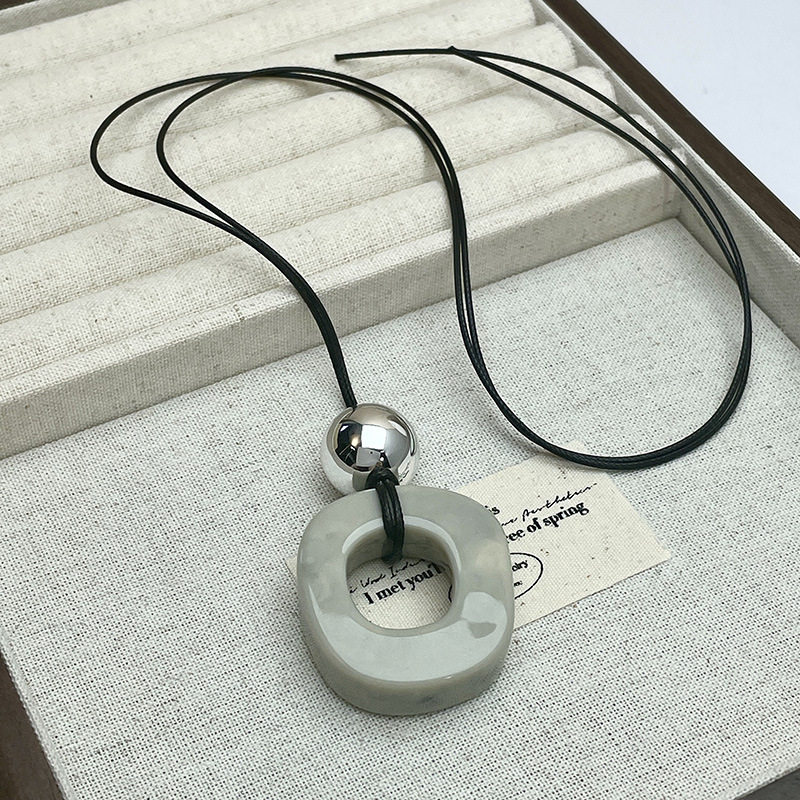 2409002B ベージュの幾何学的なペンダント セーター チェーン
